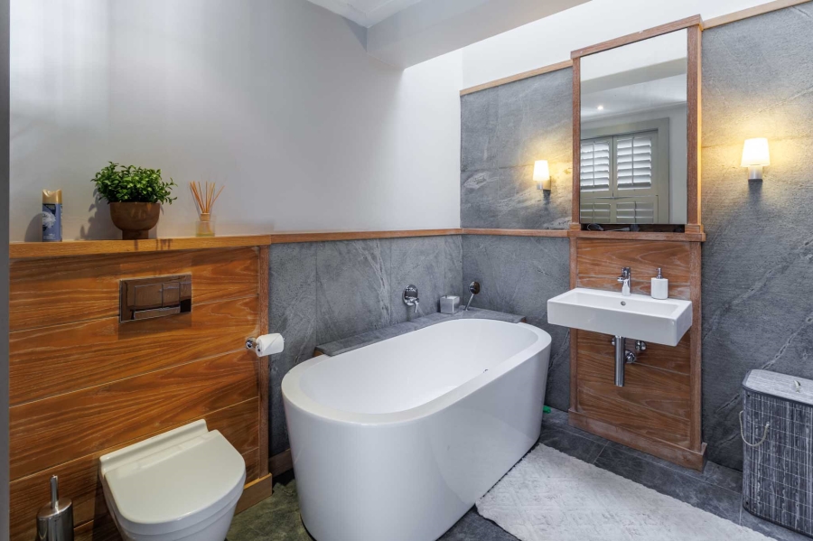 4 Bedroom Property for Sale in Green Point Western Cape